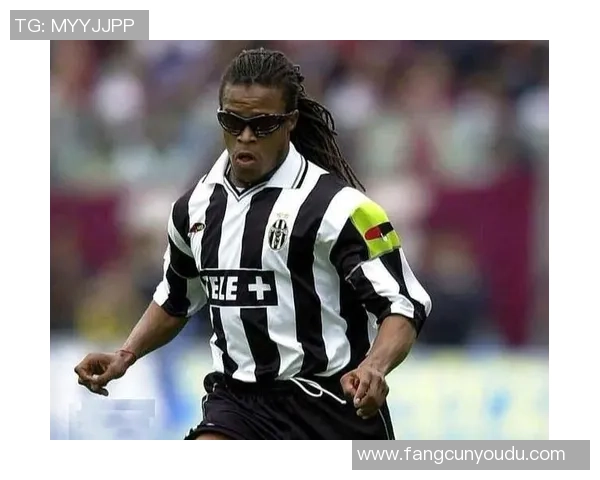 戴眼镜的足球球星：视野之广，目光独特